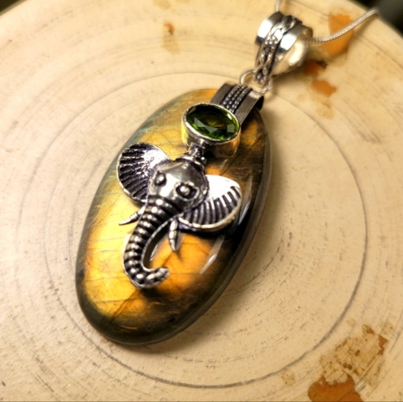 STERLING SILVER FIERY LABRADORITE AND PERIDOT ELEPHANT PENDANT - Picture 1 of 1